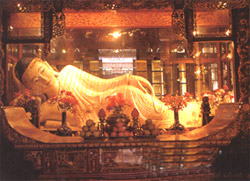 the impressive sleeping jade buddha scrulpture in the temple