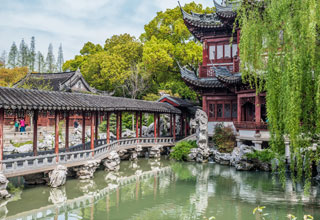 Yuyuan Garden Corridor above lake
